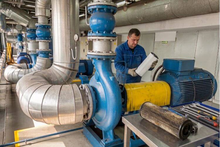 Byte av filter och packningar på pump under planerat underhåll